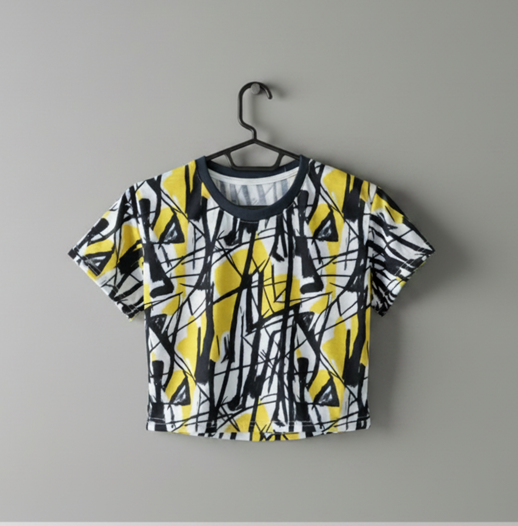 T-shirt court jaune et noir abstrait — Streetwear urbain graphique